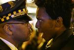 Vrede. Videooptagelsen af nedskydningen af 17-årige Laquan McDonald udløste protester i Chicago. »Skyd mig 16 gange«, råbte Lamon Raccord til en betjent med henvisning til, hvor mange kugler McDonald blev ramt af. 