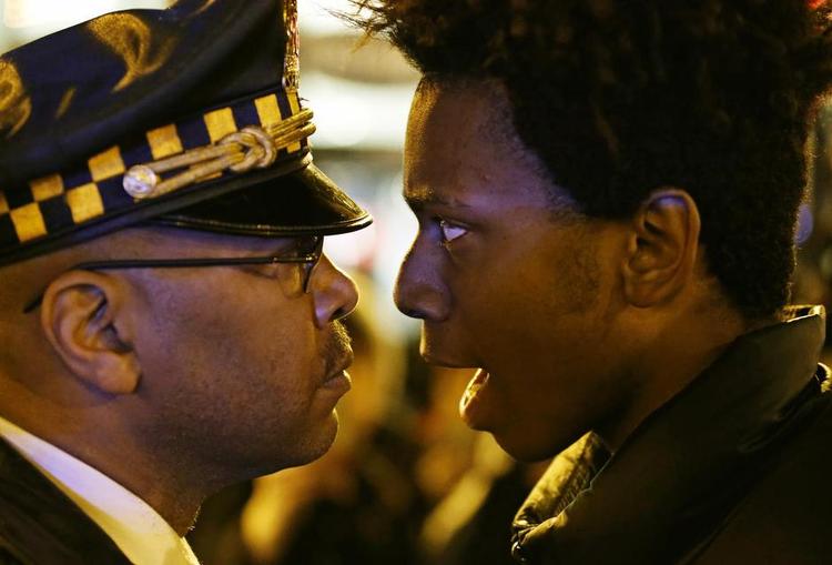 Vrede. Videooptagelsen af nedskydningen af 17-årige Laquan McDonald udløste protester i Chicago. »Skyd mig 16 gange«, råbte Lamon Raccord til en betjent med henvisning til, hvor mange kugler McDonald blev ramt af. 
