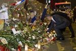 Markering. Den amerikanske præsident Barack Obama lægger blomster foran Bataclan-natklubben i Paris. 