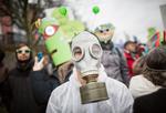 Cop21. Klimademonstranter i Munchen kalder på markante beslutninger på klimatopmødet, der begynder i dag i Paris. 