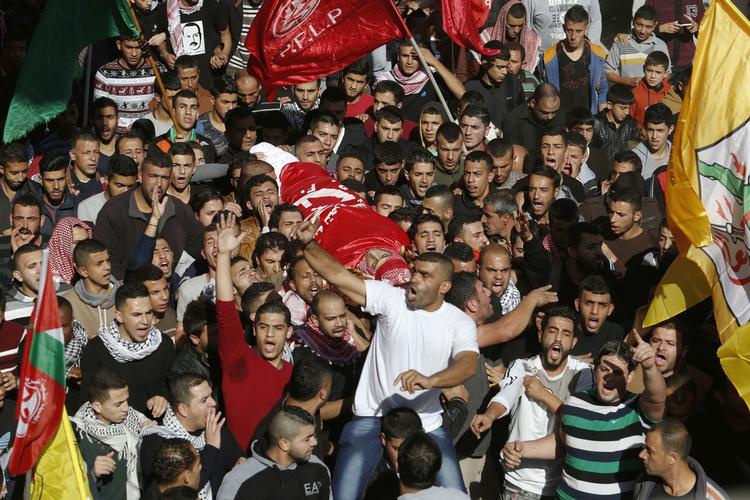 Mellemøsten. Palæstinensere demonstrerer i vrede over en 19-årig dreng, der blev dræbt af israelske soldater i sidste uge. 
