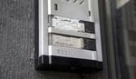 Dørklokke. I bydelen Molenbeek i den belgiske hovedstad Bruxelles boede familien Abdeslam. Salah Abdeslam er den yngste af tre brødre, hvoraf den ene sprængte sig selv i luften under terrorangrebene i Paris. 