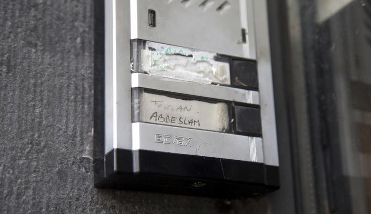 Dørklokke. I bydelen Molenbeek i den belgiske hovedstad Bruxelles boede familien Abdeslam. Salah Abdeslam er den yngste af tre brødre, hvoraf den ene sprængte sig selv i luften under terrorangrebene i Paris. 