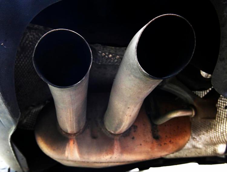 FORURENING. I alt 11 millioner biler fra VW-koncernen verden over sender for mange farlige stoffer ud gennem udstødningen. Til januar gør VW noget ved det. 
