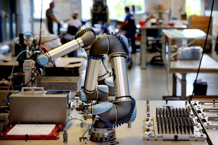 Robotter. Gørløse-virksomheden Elos fremstiller dentale og ortopædiske implantater, instrumenter og komponenter til medicintekniske produkter. De har installeret 10 robotter de seneste år. 