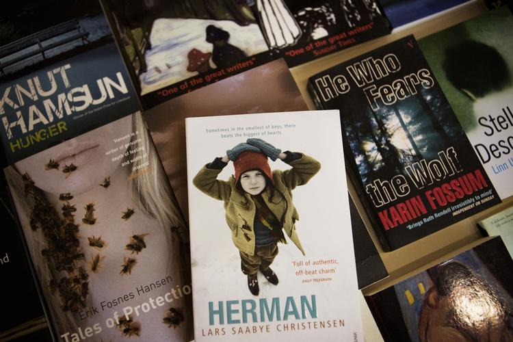 Dansk. Vi mangler dygtige oversættere, der kan oversætte til dansk. 