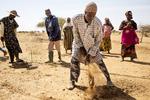 Sahel-regionen i den nordlige del af Klima. Burkina Faso er særlig hårdt ramt af klimaforandringer. En del landsbyer får dog hjælp til at forbedre deres landbrug blandt andet ved at grave fordybninger i jorden. 