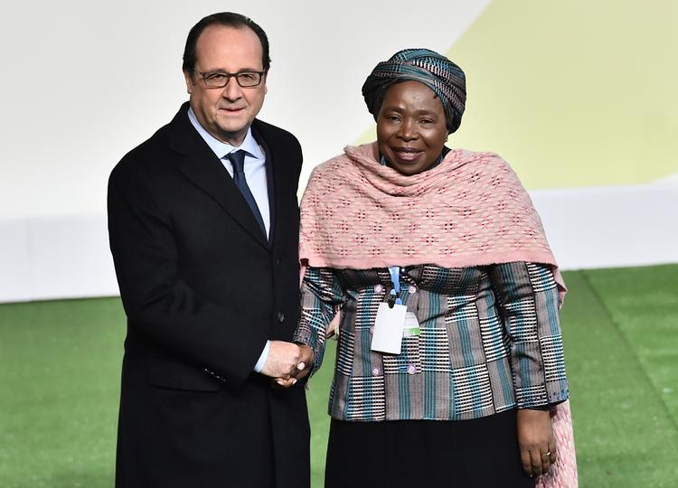 Erfaring. Nkosazana Dlamini-Zuma færdes allerede hjemmevant blandt verdens førende politikere. Her hilser hun på Frankrigs daværende præsident Francois Hollande, mens hun var generalsekretær for den Afrikanske Union. Nu går hun efter posten som Sydafrikas næste præsident. 

 
