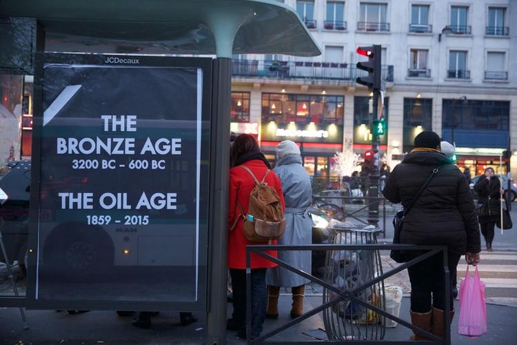 Paris.  82 kunstnere fra 19 forskellige lande har kreeret kunstværker, der manipulerer med alverdens firmaers annoncer. 
