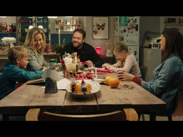 Englehjælp. Der juleklippes, og alt ånder fred hos familien. Men juleaftenhyggen er i fare. 