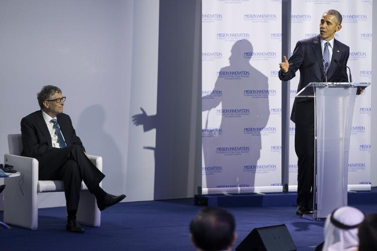 KLIMA. Bill Gates og den amerikanske præsident Barack Obama på scenen til COP21 i Le Bourget uden for Paris i dag. 