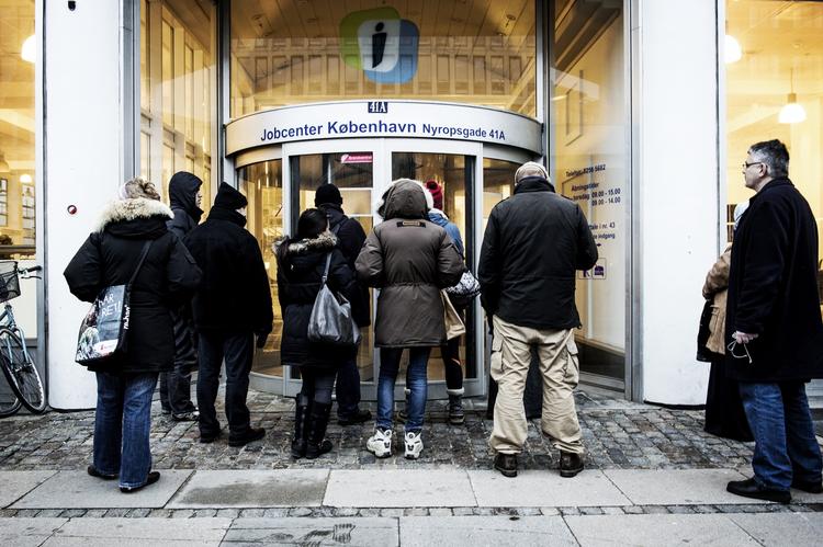 Udenfor. Omkring 60.000 arbejdsløse falder uden for den almindelige arbejdsløshedstatistik, bruttoledigheden. De  er ikke registret som arbejdsløse, fordi de for eksempel hverken har krav på kontanthjælp eller dagpenge. 