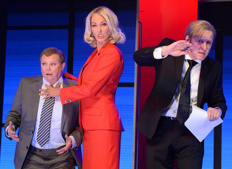 Vanskeligt. Lisbeth Dahl, Henrik Lykkegaard og Ditte Hansen er tre lyspunkter i en komisk mørk Cirkusrevy, mener Bagsidens anmelder. Foto: Jan Unger 