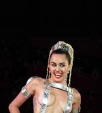Misbrugt. Den tidligere barnestjerne Miley Cyrus opfører sig som en sexmisbrugt, der overhovedet ikke kan skelne det æggende fra det vulgære, eller det interessante fra det chokerende, skriver Kirsten Birgit Schiøtz Kretz Hørsholm. Foto: Jordan Strauss, AP 