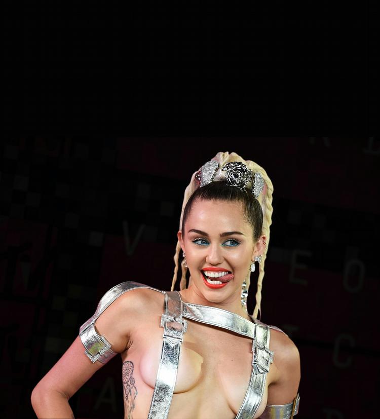 Misbrugt. Den tidligere barnestjerne Miley Cyrus opfører sig som en sexmisbrugt, der overhovedet ikke kan skelne det æggende fra det vulgære, eller det interessante fra det chokerende, skriver Kirsten Birgit Schiøtz Kretz Hørsholm. Foto: Jordan Strauss, AP 