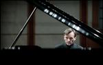 Balance. Stephen Hough sørger for ligevægt i en musik, der finder sit eget udtryk. 