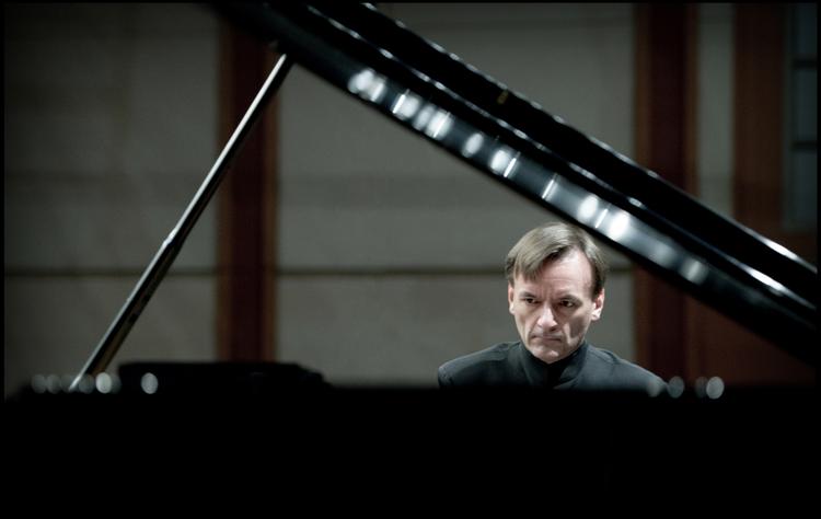 Balance. Stephen Hough sørger for ligevægt i en musik, der finder sit eget udtryk. 