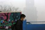 Smog. En mand bærer maske i Beijing, der i øjeblikket er ramt af den værste luftforurening nogensinde. 
