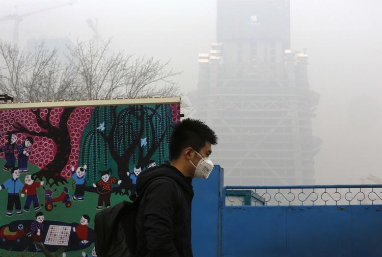 Smog. En mand bærer maske i Beijing, der i øjeblikket er ramt af den værste luftforurening nogensinde. 