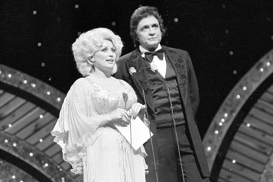 Johnny Cash blev i løbet af sin karriere en countrylegende. Her er han sammen med en anden af slagsen, Dolly Parton, til the Country Music Association Awards i Nashville i 1978. Da Parton som 13-årig optrådte for første gang nogensinde på country-koncertstedet Grand Ole Opry, var det Cash som introducerede hende på scenen. 