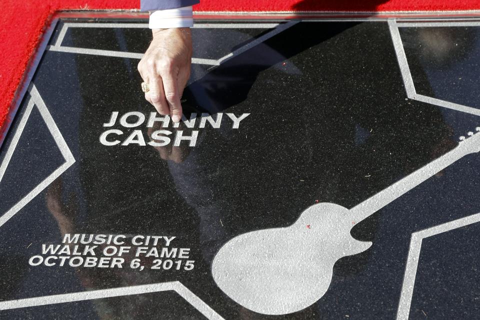 Tommy Cash, Johnny Cashs yngste bror, fjerner et blomsterblad fra storeborens stjerne, som Johnny Cash fik posthumt på Music City Walk of Fame i oktober 2015 i Nashville. 