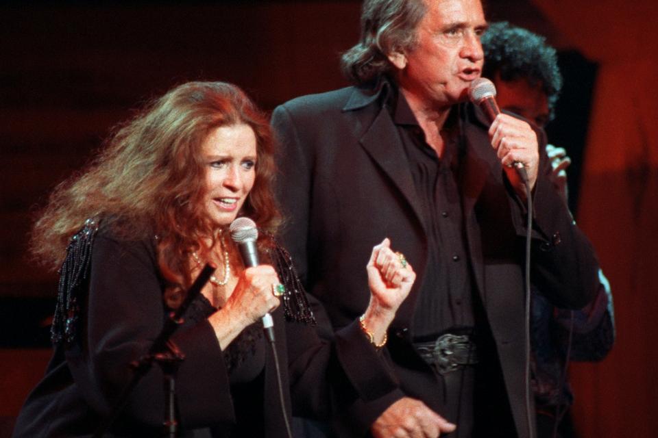 June Carter Cash og Johnny Cash optræder i New Yorks Madison Square Garden i oktober 1992. 