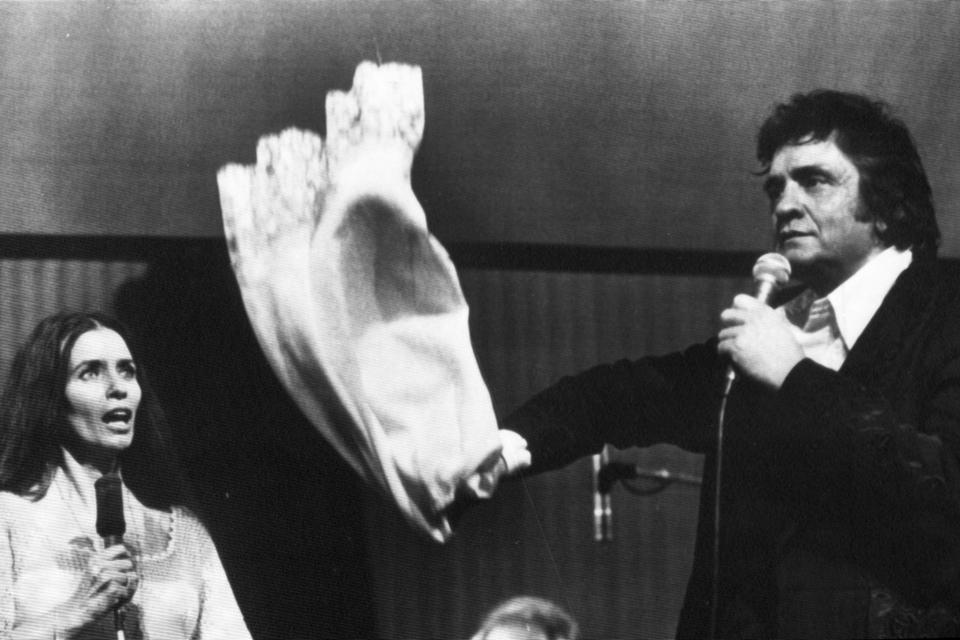Johnny Cash svinger en af konen, June Carters, underkjoler til en auktion til fordel for bekæmpelse af muskelsvind i 1978. 