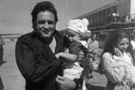 Johnny Cash med sønnen John og konen June Carter på turne i Australien i 1971. Samme år skrev han sangen 'Man in Black', der forklarede, hvorfor han altid bar sort: »We're doing mighty fine I do supposeIn our streak of lightning cars and fancy clothes/But just so we're reminded of the ones who are held back/Up front there ought to be a man in black«. 
