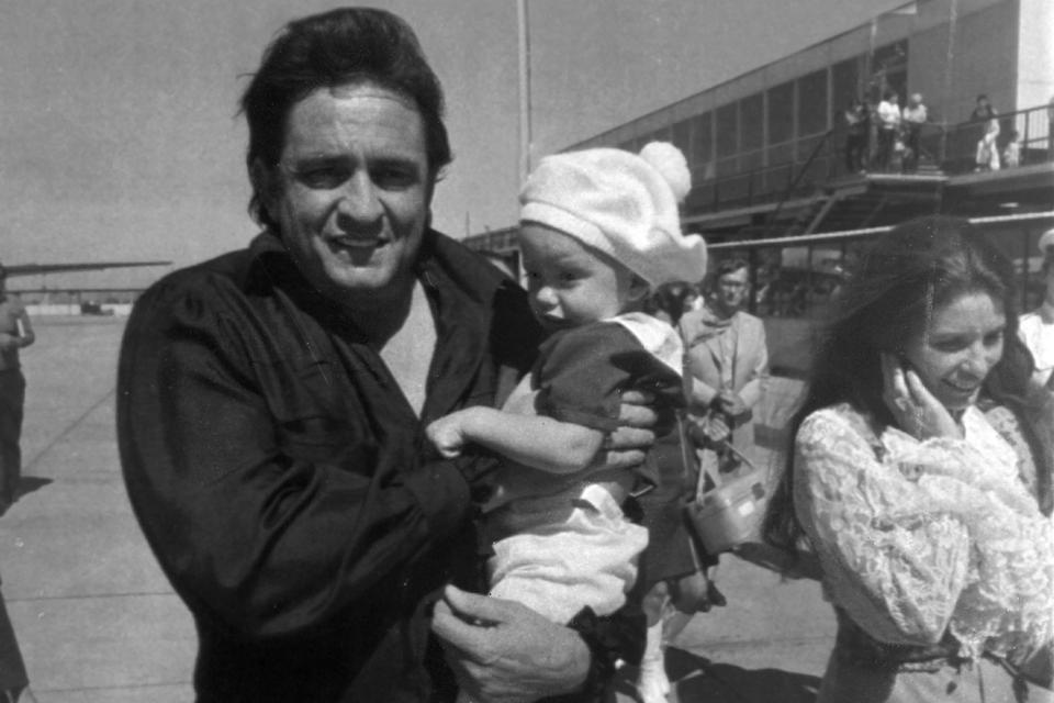 Johnny Cash med sønnen John og konen June Carter på turne i Australien i 1971. Samme år skrev han sangen 'Man in Black', der forklarede, hvorfor han altid bar sort: »We're doing mighty fine I do supposeIn our streak of lightning cars and fancy clothes/But just so we're reminded of the ones who are held back/Up front there ought to be a man in black«. 