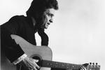 Johnny Cash skrev over 1.000 sange og indspillede endnu flere. I 1977, hvor billedet er fra, udgav han albummet 'The Rambler', som han skrev, mens han var 'on the road' på turne. Imellem sangene er der blandt andet samtaler med blaffere, han samlede op på vejen. 