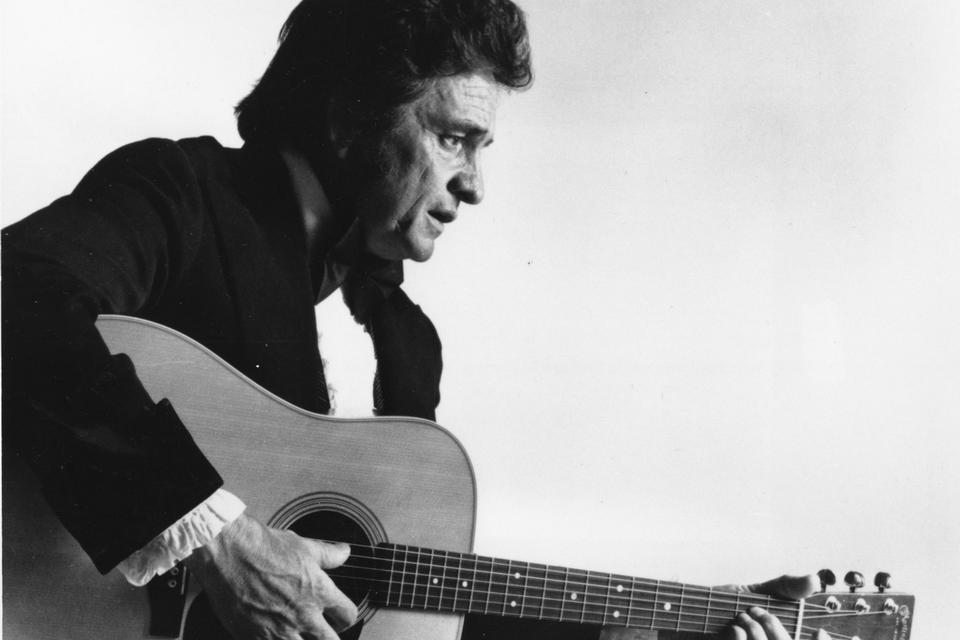 Johnny Cash skrev over 1.000 sange og indspillede endnu flere. I 1977, hvor billedet er fra, udgav han albummet 'The Rambler', som han skrev, mens han var 'on the road' på turne. Imellem sangene er der blandt andet samtaler med blaffere, han samlede op på vejen. 