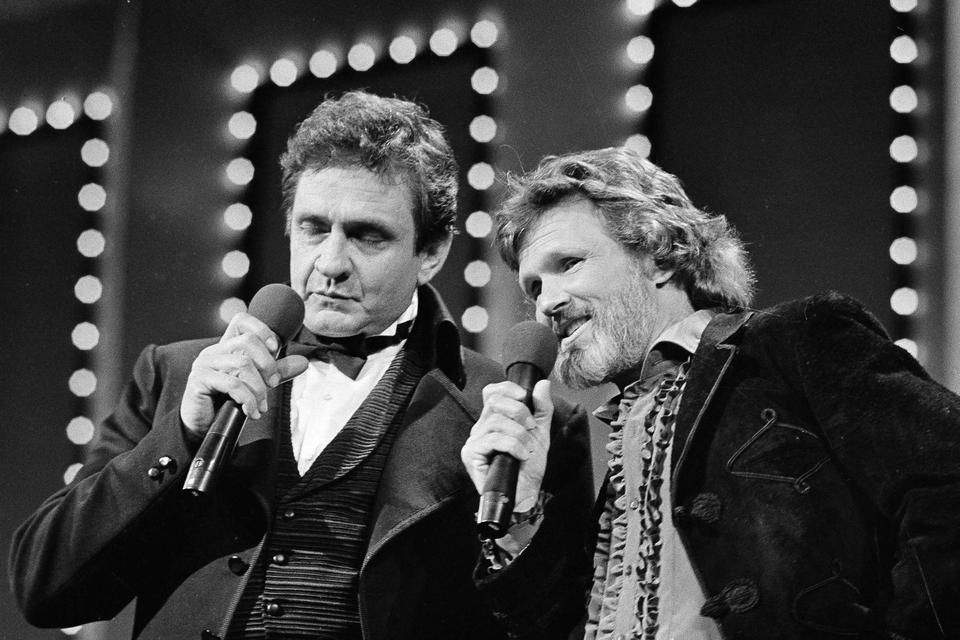 Hele sit liv kæmpede Cash mod stofferne - ad flere omgange holdt han helt op med at misbruge, men lige så mange gange faldt han i igen. I 1968, da han blev gift med June Carter, stoppede han med at tage næsten alle stoffer. Men i 1977 var han på den igen. I 1983 indskrev han sig på en afvænningsklinik i Californien. Hans sidst kendte afvænningsophold var i 1992. Her er han i 1983 med sangskriveren Kris Kristofferssen.  Mange af Cash sange skildrer -  som hans version af Kris Kristoffersons 'Sunday Morning Coming Down' -  synderens opvågning fra lørdagens fest: »I'm wishing Lord that I was stoned«, som Cash synger i sangen med en omfavnelse af sit livs skizofrene vandren mellem frelse og fristelser. 