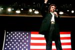 Cash optræder i Jackson, Tennessee i 1986. I løbet af sin 50 år lange karriere nåede han at få 48 amerikanske hitliste-placeringer -  det samme som The Rolling Stones og The Beach Boys. 