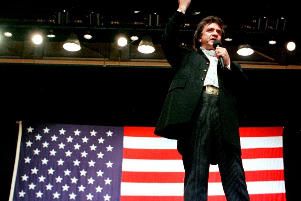 Cash optræder i Jackson, Tennessee i 1986. I løbet af sin 50 år lange karriere nåede han at få 48 amerikanske hitliste-placeringer -  det samme som The Rolling Stones og The Beach Boys. 