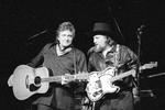 I midten af 80'erne dannede Cash sammen med Willie Nelson, Kris Kristoffersen og Waylon Jennings bandet The Highwaymen. I denne periode blussede hans stofmisbrug op igen. Her optræder Cash (til venstre) og Waylon Jennings i New York i 1985. 