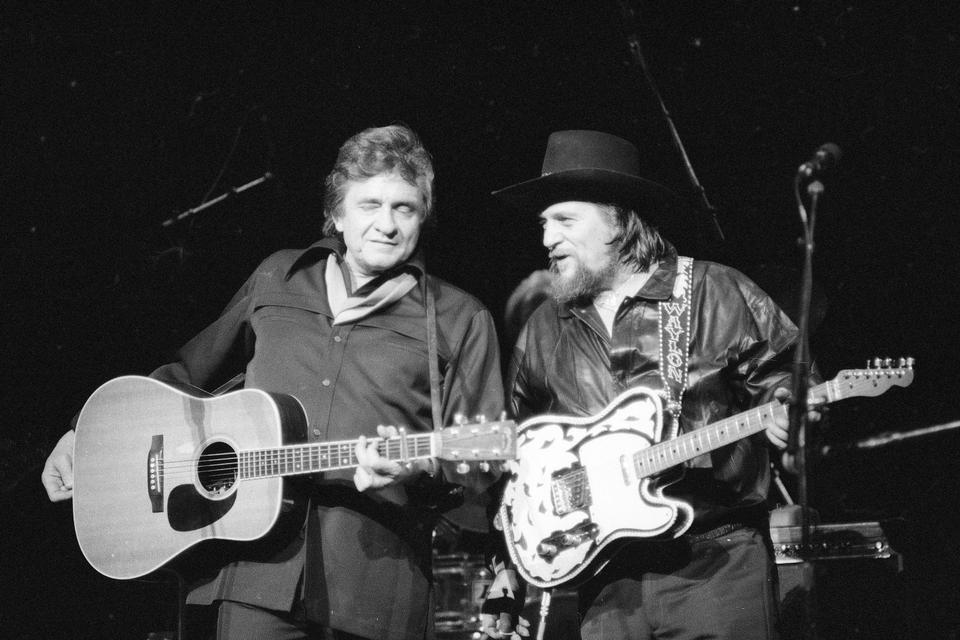 I midten af 80'erne dannede Cash sammen med Willie Nelson, Kris Kristoffersen og Waylon Jennings bandet The Highwaymen. I denne periode blussede hans stofmisbrug op igen. Her optræder Cash (til venstre) og Waylon Jennings i New York i 1985. 