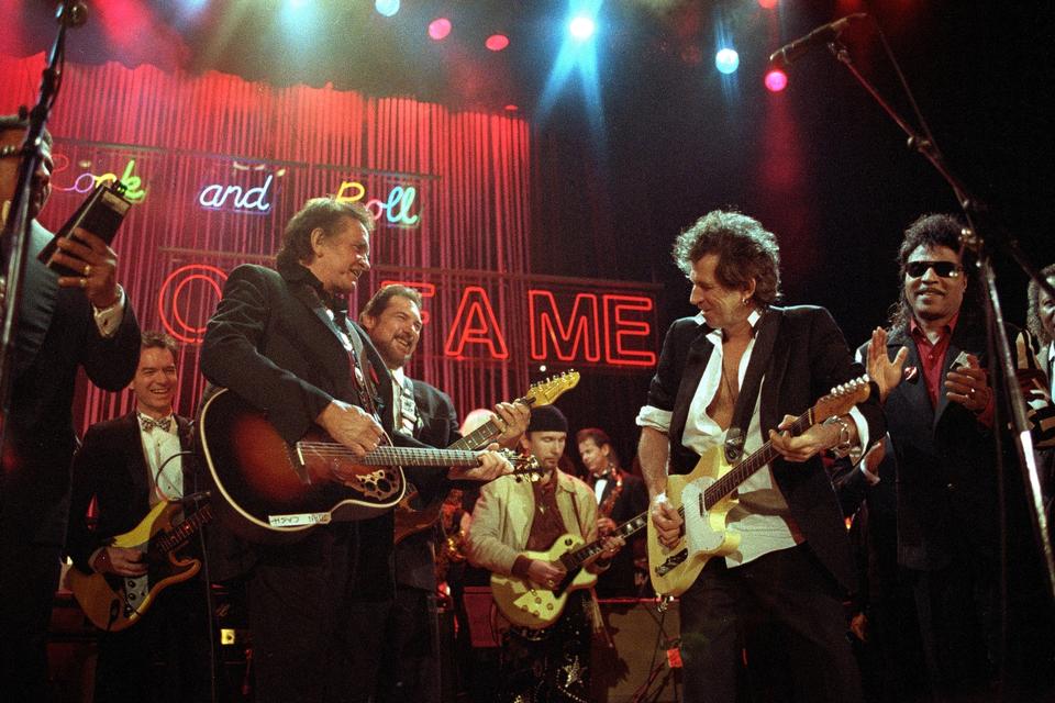 I 90'erne fik Johnny Cash fornyet succes hos en ny generation, da bandet U2 tog ham med på turne. Her spiller han blandt andre med Rolling Stones guitaristen Keith Richards (anden fra højre), U2- guitaristen The Edge, (til højre i  midten) og Little Richard i 1992. Det år blev Cash en del af Rock &amp; Roll Hall of Fame. 
