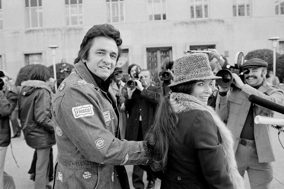 Johnny Cash og June Carter Cash ankommer til distriksdomstolen for at se retssagen i forbindelse med Watergate-sagen. Ifølge en ny biografi om Cash af Robert Hilburn bedrog Cash også June Carter, blandt andet med hendes søster Anita samt talrige andre kvinder. 