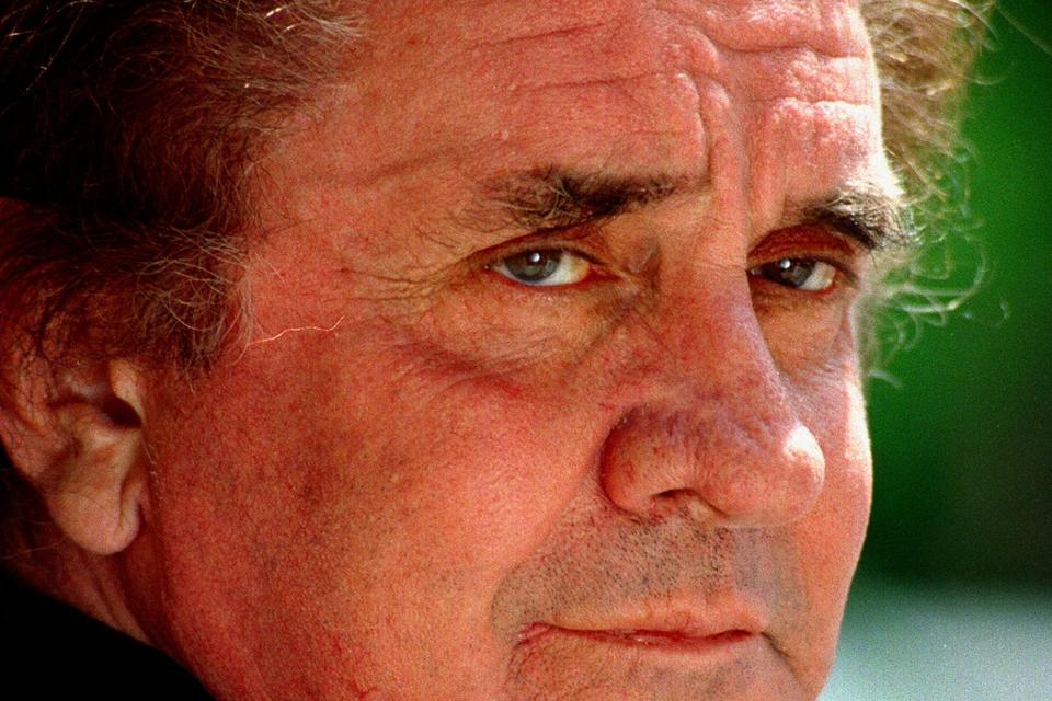 I 90'erne beskrev U2-sangeren Bono Johnny Cash stemme som »den mest maskuline i kristendommen«. Op gennem 90'erne og 00'erne fik Cashs American Recordings-album massevis af gode anmeldelser. Billedet er fra 1994. 
