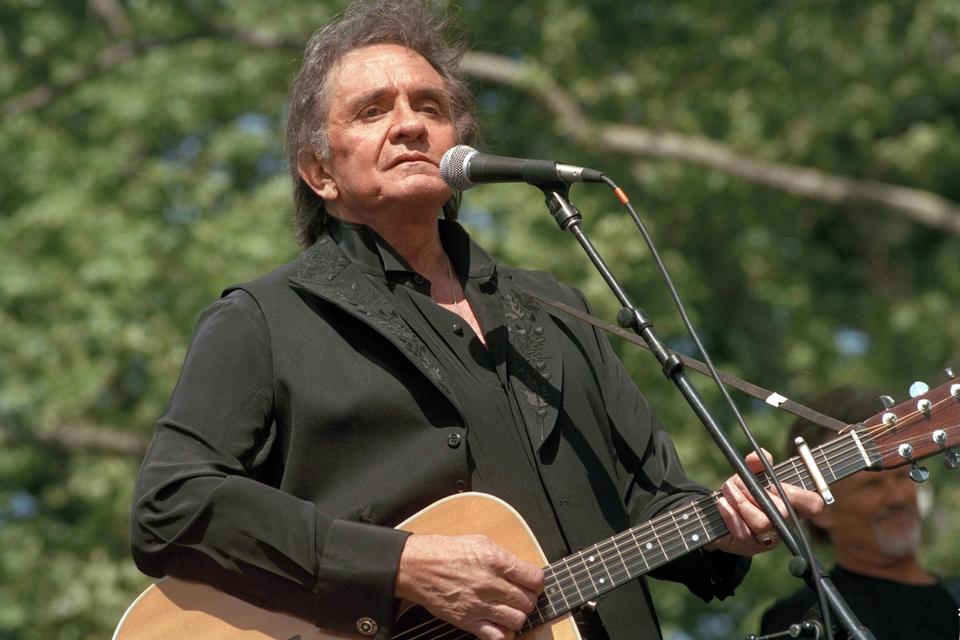 Cash optræder i Austin, Texas i 1993. Det år begyndte han at lave albumserien 'American Recordings', i samarbejde med produceren Rick Rubin, der egentlig var bedst kendt for sit arbejde med rap- og rocknavne. På albummene er der genindspilninger af tidligere Cash-sange, såvel som nyskrevne og fortolkninger af sange af blandt andre Tom Waits, Danzig, Nick Lowe, Leonard Cohen og Loudon Wainwright III. 