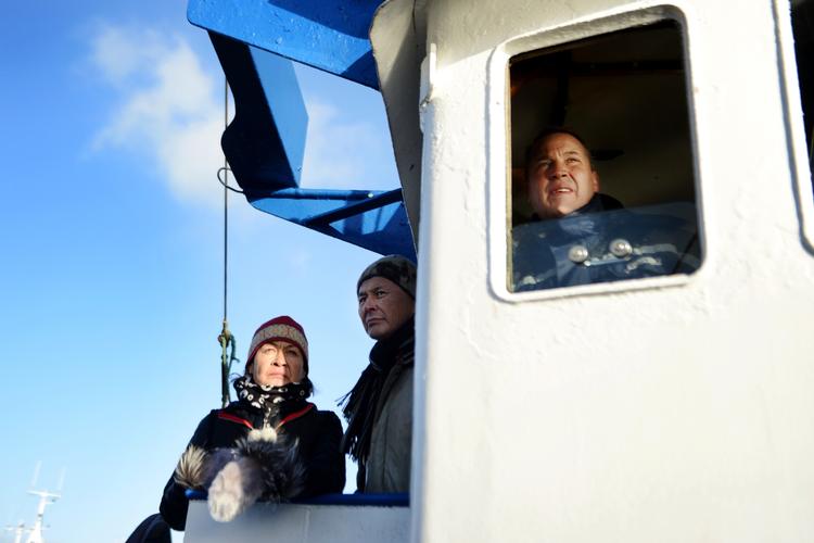 Nuttet. Vi må holde op med at se sæler som nuttede og hellige dyr, lyder det fra inuitter og fiskere. Den bornholmske fiskerformand Thomas Thomsen har inviteret canadieren Aaju Peter og grønlænderen Leif Fontain om bord i sin trawler i Nexø havn. 