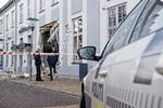 Tyveri. En bærende betonbjælke blev  flået løs, da gerningsmænd i nat kørte en gummiged gennem muren til Danske Banks Filial i Ringe. Beboerne i ejendommen blev evakueret. 