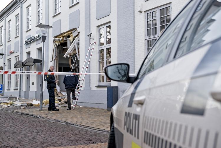 Tyveri. En bærende betonbjælke blev  flået løs, da gerningsmænd i nat kørte en gummiged gennem muren til Danske Banks Filial i Ringe. Beboerne i ejendommen blev evakueret. 
