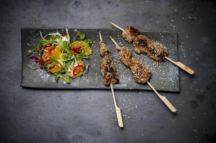 Spyd. Kokken Carsten Kyster marinerer andebryster i østerssauce og soja og vender dem i sesamfrø. 