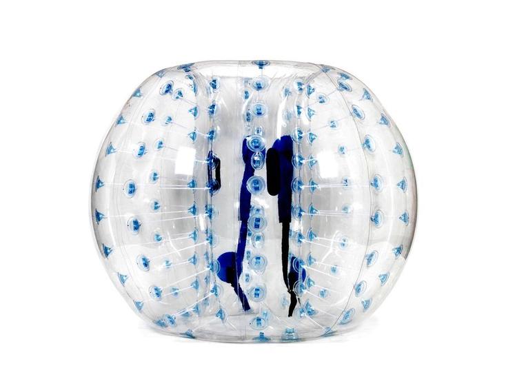 Brydning i boble. Med bumberball kan store og småt legebørn lave brydekampe for sjov. Man placerer sig inde i den oppustelige boble og spænder sig fast med et par skulderremme. Bumberball kan også pifte en fodboldkamp op, når spillerne kan skubbe og mase hinanden. Brug den i haven eller parken og skab en sjov og ukontrolleret leg, hvor man altid lander blødt. Bumberball, 1.999 kroner per styk ved køb af to hos www coolstuff.dk 