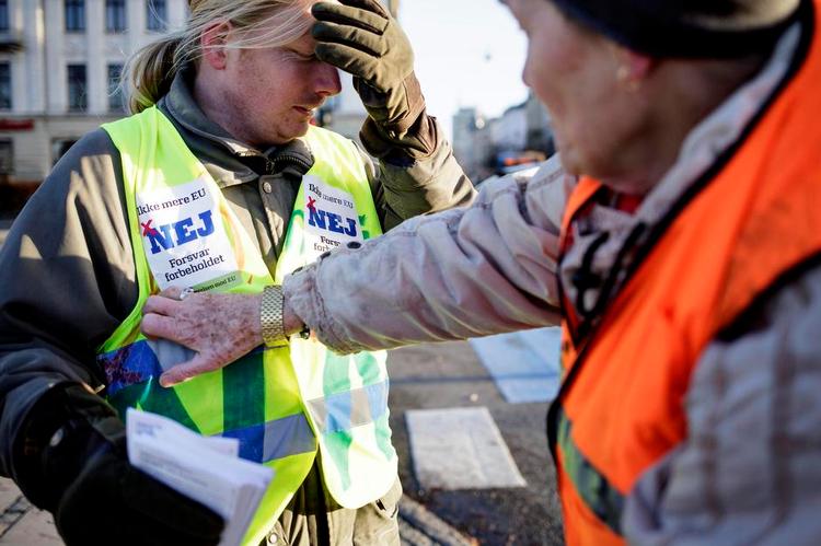 Vælgerkamp. Folkebevægelsen mod EU har haft travlt de seneste dage med blandt andet at dele materiale ud til forbipasserende. Meget tyder på, at det bliver statsministeren, der skal forvalte et eventuelt nej ved afstemningen i morgen. Foto: Lasse Kofod 