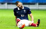 DEROUTE. Den franske ngrebsstjerne Karim Benzema står til at blive sparket ud af det franske fodboldlandshold, fordi han angiveligt har afpresset sinlandsholdskollega Mathieu Valbuena. Dermed bliverfranskmanden formentlig heller ikke en del af EM i hjemlandet til sommer. 