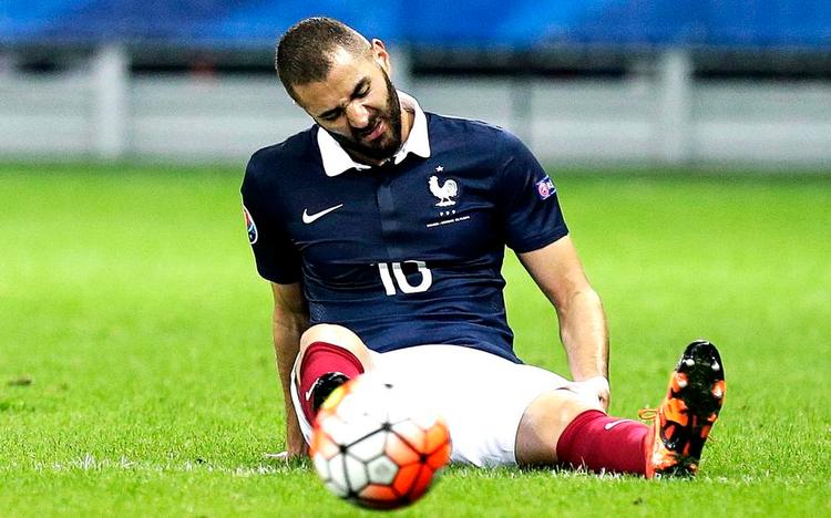DEROUTE. Den franske ngrebsstjerne Karim Benzema står til at blive sparket ud af det franske fodboldlandshold, fordi han angiveligt har afpresset sinlandsholdskollega Mathieu Valbuena. Dermed bliverfranskmanden formentlig heller ikke en del af EM i hjemlandet til sommer. 