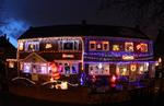 STRÅLENDE. Hvis dit hjem ser ud som disse engelske huse ved juletid, kan det gå ud over din trådløse netværksforbindelse. 