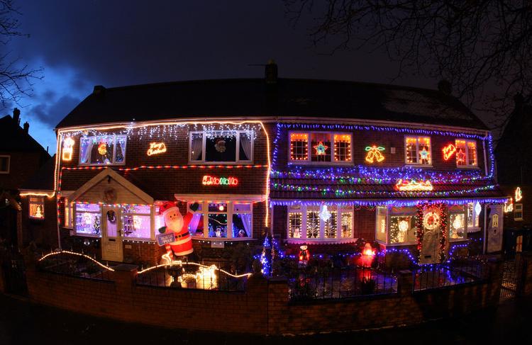 STRÅLENDE. Hvis dit hjem ser ud som disse engelske huse ved juletid, kan det gå ud over din trådløse netværksforbindelse. 